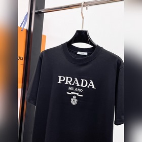 Prada  С тремя логотипами — новинка л
