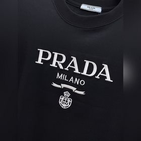 Prada  С тремя логотипами — новинка л