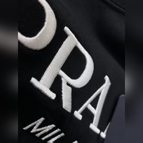 Prada  С тремя логотипами — новинка л