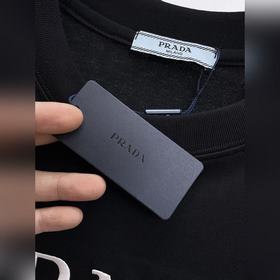 Prada  С тремя логотипами — новинка л