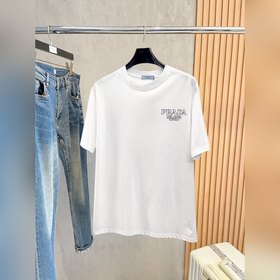 Prada  С тремя логотипами — новинка л
