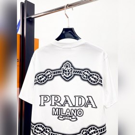 Prada  С тремя логотипами — новинка л