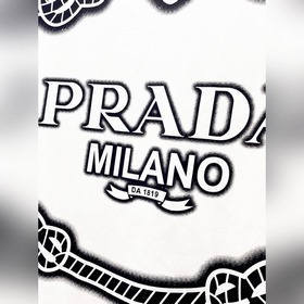 Prada  С тремя логотипами — новинка л