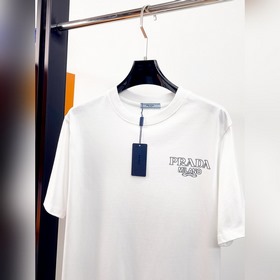 Prada  С тремя логотипами — новинка л