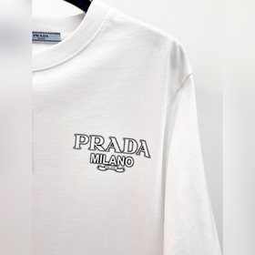 Prada  С тремя логотипами — новинка л