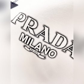 Prada  С тремя логотипами — новинка л