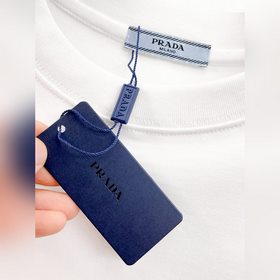 Prada  С тремя логотипами — новинка л