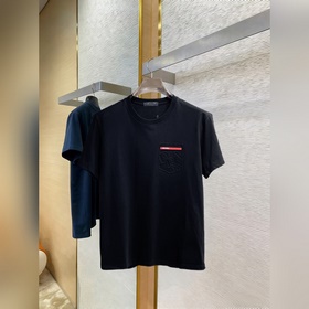 Prada  С тремя логотипами — новинка л