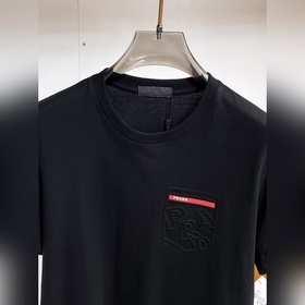 Prada  С тремя логотипами — новинка л