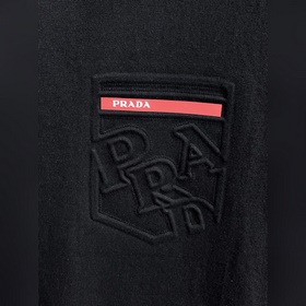 Prada  С тремя логотипами — новинка л
