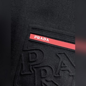 Prada  С тремя логотипами — новинка л