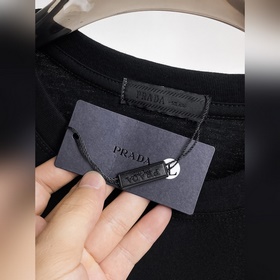 Prada  С тремя логотипами — новинка л