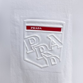 Prada  С тремя логотипами — новинка л