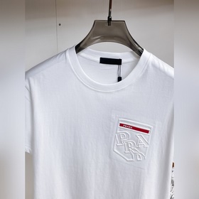 Prada  С тремя логотипами — новинка л