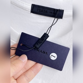 Prada  С тремя логотипами — новинка л