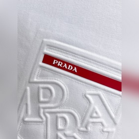 Prada  С тремя логотипами — новинка л