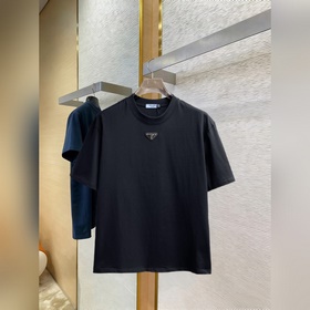 Prada  С тремя логотипами — новинка л