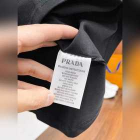 Prada  С тремя логотипами — новинка л