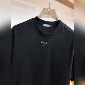 Prada  С тремя логотипами — новинка л