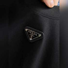 Prada  С тремя логотипами — новинка л