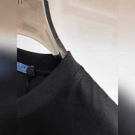 Prada  С тремя логотипами — новинка л