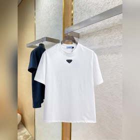 Prada  С тремя логотипами — новинка л