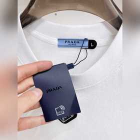 Prada  С тремя логотипами — новинка л