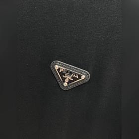 Новейшая универсальная модель Prada 26