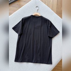 Prada  Итальянский минимализм： однот