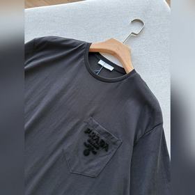 Prada  Итальянский минимализм： однот