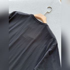 Prada  Итальянский минимализм： однот