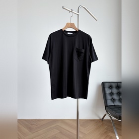 Prada  Итальянский минимализм： однот