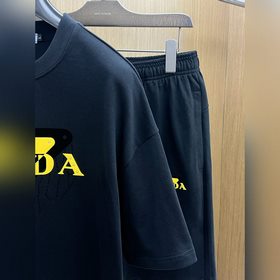 Prada — новейший комплект из шорт и фу