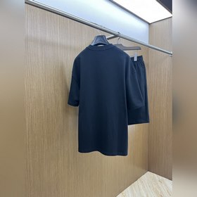 Prada — новейший комплект из шорт и фу