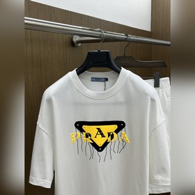 Prada — новейший комплект из шорт и фу