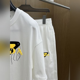 Prada — новейший комплект из шорт и фу