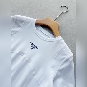 Новая облегающая трикотажная футболка 