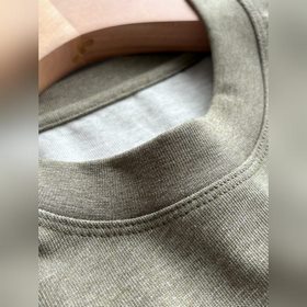 Prada： Футболка с треугольным логотипо