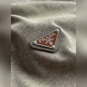 Prada： Футболка с треугольным логотипо