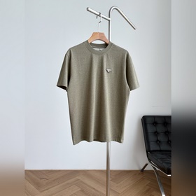 Prada, весна-лето 2026： футболка с тре