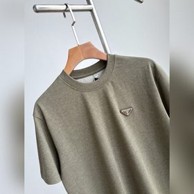 Prada, весна-лето 2026： футболка с тре