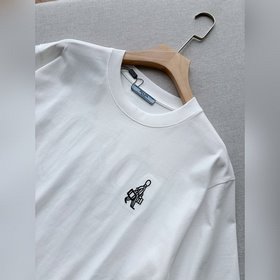 Новая модель футболки Prada с вышитым