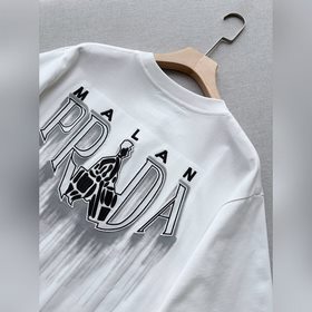 Новая модель футболки Prada с вышитым 
