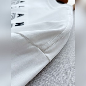 Новая модель футболки Prada с вышитым 