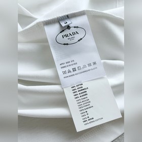 Новая модель футболки Prada с вышитым 