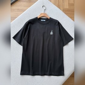 Новая модель футболки Prada с вышитым