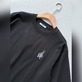 Новая модель футболки Prada с вышитым