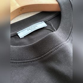 Новая модель футболки Prada с вышитым
