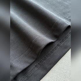 Новая модель футболки Prada с вышитым 