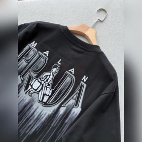 Новая модель футболки Prada с вышитым 